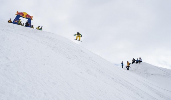 110 schiori si snowboarderi au cucerit muntele la Red Bull Oslea Hiride! 110 schiori si snowboarderi au cucerit muntele la Red Bull Oslea Hiride!