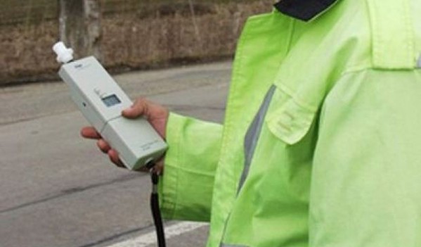 Straja: A condus fără permis și a refuzat să se supună testării privind consumul de alcool Straja: A condus fără permis și a refuzat să se supună testării privind consumul de alcool