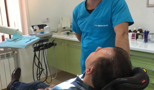 Dr Silviu Danciu despre bijuteriile dentare, implanturi, alungirea si albirea dintilor Dr Silviu Danciu despre bijuteriile dentare, implanturi, alungirea si albirea dintilor