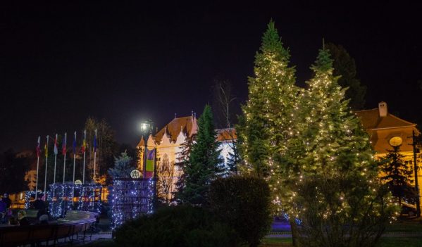 Peste 400 de sebeșeni prezenți la aprinderea iluminatului de sărbători Peste 400 de sebeșeni prezenți la aprinderea iluminatului de sărbători