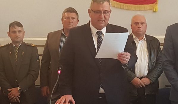 Noul prefect de Alba uraste minciuna si bisericutele! Sa speram ca va scapa de incompetentii din prefectura! Noul prefect de Alba uraste minciuna si bisericutele! Sa speram ca va scapa de incompetentii din prefectura!