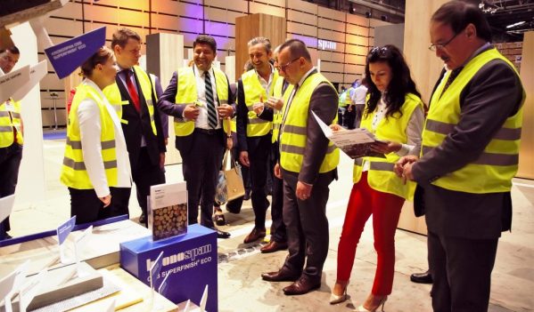 Peste 1000 de sebeșeni, autorităţi locale şi centrale şi parteneri comerciali au participat săptămâna trecută la evenimentele organizate de Kronospan Sebeș Peste 1000 de sebeșeni, autorităţi locale şi centrale şi parteneri comerciali au participat săptămâna trecută la evenimentele organizate de Kronospan Sebeș