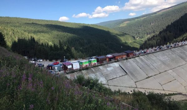 Chioscarii de pe barajul Oasa (Transalpina) amendati si obligati sa-si mute chioscurile insalubre! Chioscarii de pe barajul Oasa (Transalpina) amendati si obligati sa-si mute chioscurile insalubre!