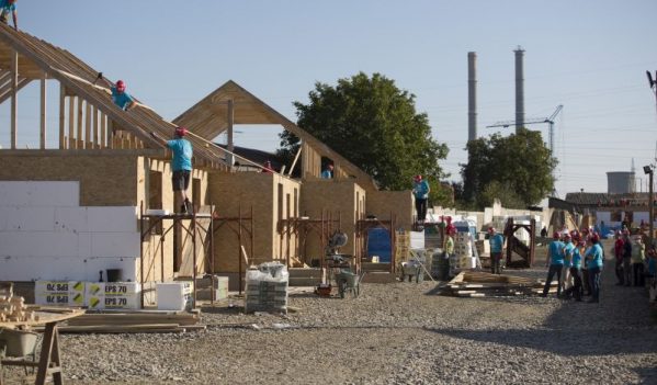 Kronospan încheie un nou an de parteneriat de succes cu Habitat for Humanity Kronospan încheie un nou an de parteneriat de succes cu Habitat for Humanity