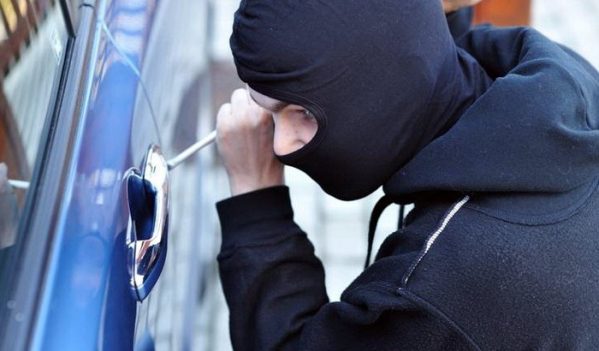 Spărgători de autoturisme prinși în flagrant de jandarmii aiudeni Spărgători de autoturisme prinși în flagrant de jandarmii aiudeni