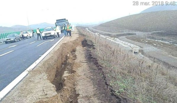 Cine vrea o autostrada noua, cu crapaturi si alunecari ca pe gresie?! Cine vrea o autostrada noua, cu crapaturi si alunecari ca pe gresie?!