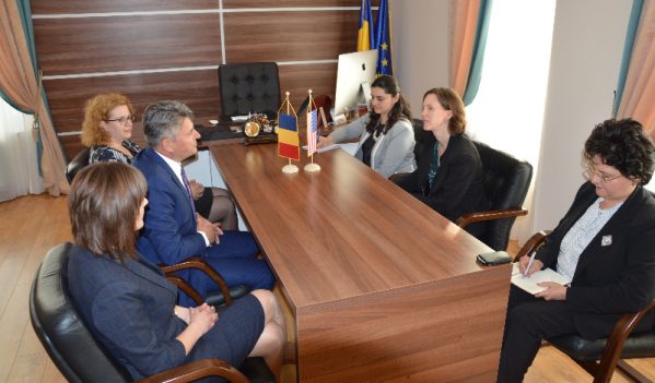 Comuna Ciugud în atenţia Ambasadei SUA la Bucureşti Adjunctul Şefului Misiunii Diplomatice a SUA, Abigail Rupp, în vizită oficială în Ciugud Comuna Ciugud în atenţia Ambasadei SUA la Bucureşti Adjunctul Şefului Misiunii Diplomatice a SUA, Abigail Rupp, în vizită oficială în Ciugud