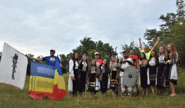 Patru alergatori la ultramaratonul de 110 km, azi, de ziua solstitiului de vara Patru alergatori la ultramaratonul de 110 km, azi, de ziua solstitiului de vara