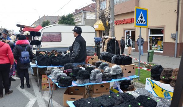 Joi, 6 decembrie, la Blaj se va desfășura tradiționalul „Târg al căciulilor” Joi, 6 decembrie, la Blaj se va desfășura tradiționalul „Târg al căciulilor”