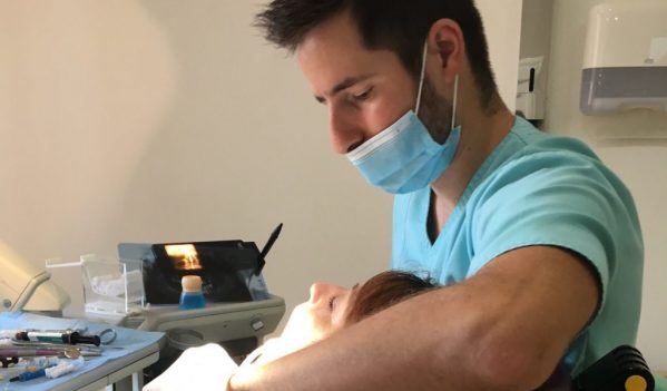 Stomatologul Catalin Țendea face tratamente fara operatie, dupa cele mai moderne metode din lume, fara durere! Stomatologul Catalin Țendea face tratamente fara operatie, dupa cele mai moderne metode din lume, fara durere!