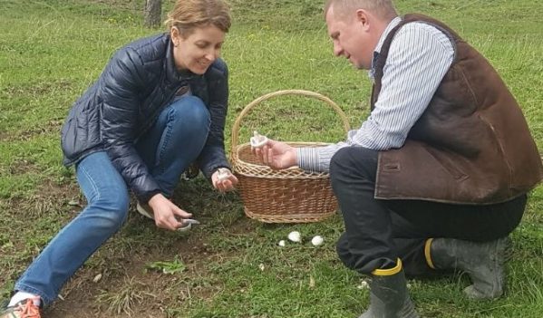 Consilierul Mircea Trifu se insoara! Cine este frumoasa sotie si ce dar a primit. Consilierul Mircea Trifu se insoara! Cine este frumoasa sotie si ce dar a primit.