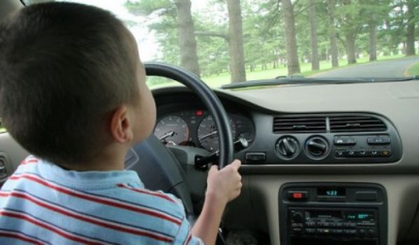 Doi copii au furat un autoturism! Doi copii au furat un autoturism!