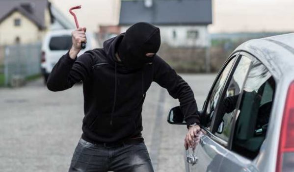 Doi tineri de 19 ani au spart 8 autoturisme! Doi tineri de 19 ani au spart 8 autoturisme!