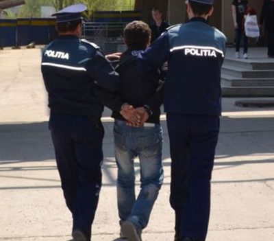 Tanar reținut de polițiști, după ce și-a amenințat cu moartea fosta iubită! Tanar reținut de polițiști, după ce și-a amenințat cu moartea fosta iubită!