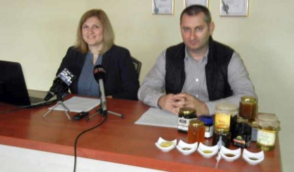 Mierea românească are un efect antibacterian mai puternic decât mierea de Manuka. Mierea românească are un efect antibacterian mai puternic decât mierea de Manuka.
