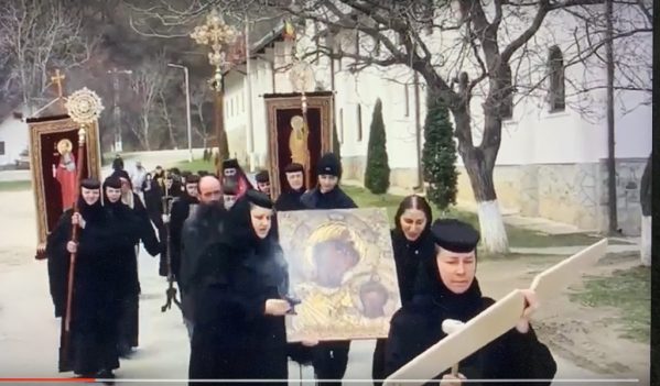 Maicile de la Manastirea Ramet in procesiune impotriva coronavirusului Maicile de la Manastirea Ramet in procesiune impotriva coronavirusului