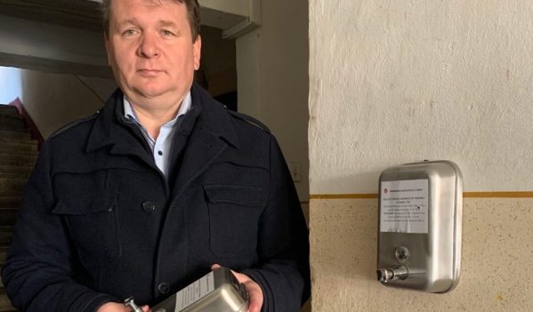 Dispensere cu dezinfectant in toate scarile din blocuri, la Sebes! Dispensere cu dezinfectant in toate scarile din blocuri, la Sebes!